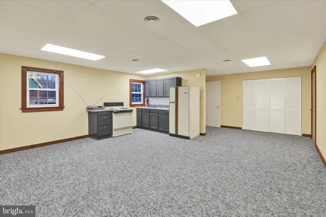 $1,050 | 392 5 Locks Road, Shoemakersville, PA 19555