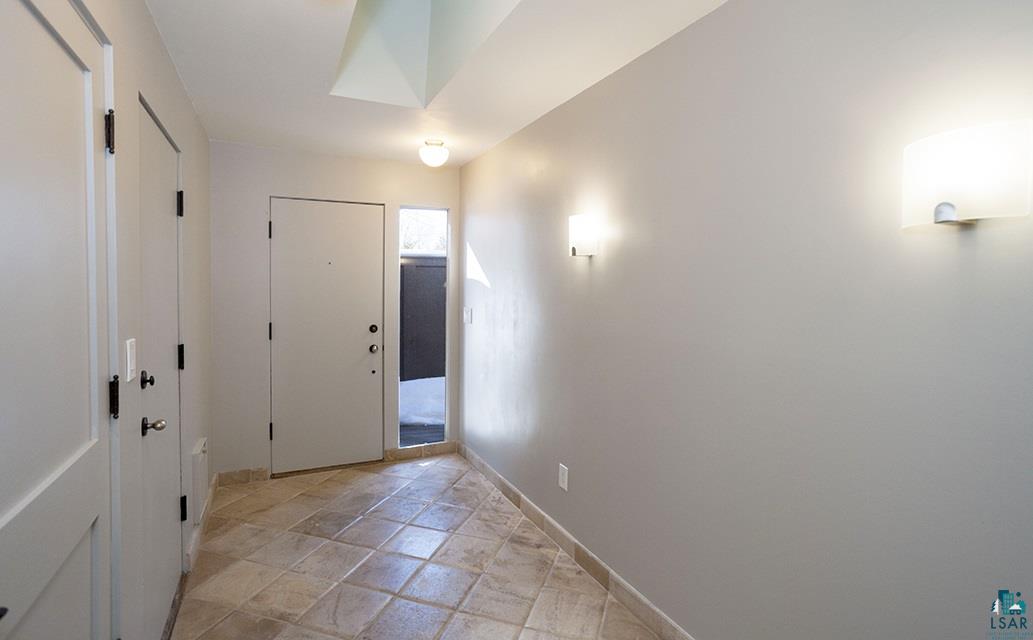 209 Misquah Road Duluth, MN 55804 - Photo 3 of 23 Garage entry