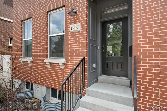 $2,295 | 1406 Menard Street, St. Louis, MO 63104