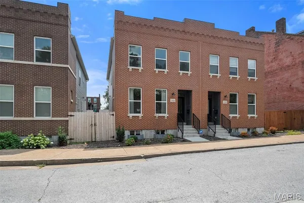 $2,300 | 1406 Menard Street, St. Louis, MO 63104