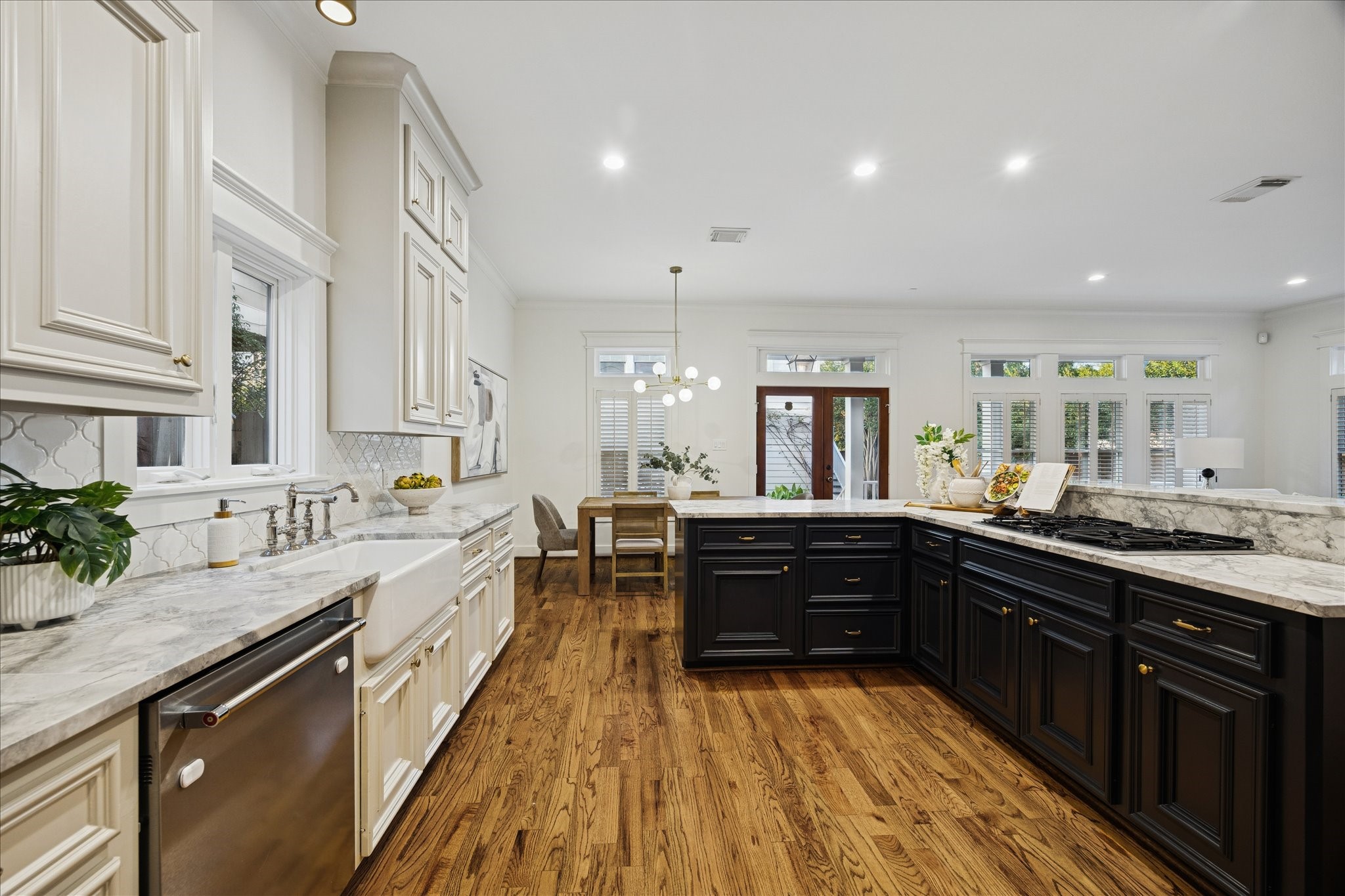 401 West 21st Street Houston, TX 77008 - Photo 8 of 50 The large kitchen provides ample of space to manuver while cooking and entertaining.