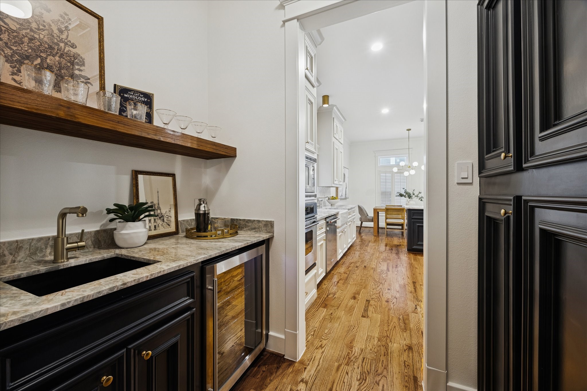 401 West 21st Street Houston, TX 77008 - Photo 13 of 50 Luxurious wet bar that is a passthrough from your kitchen and formal dining room.