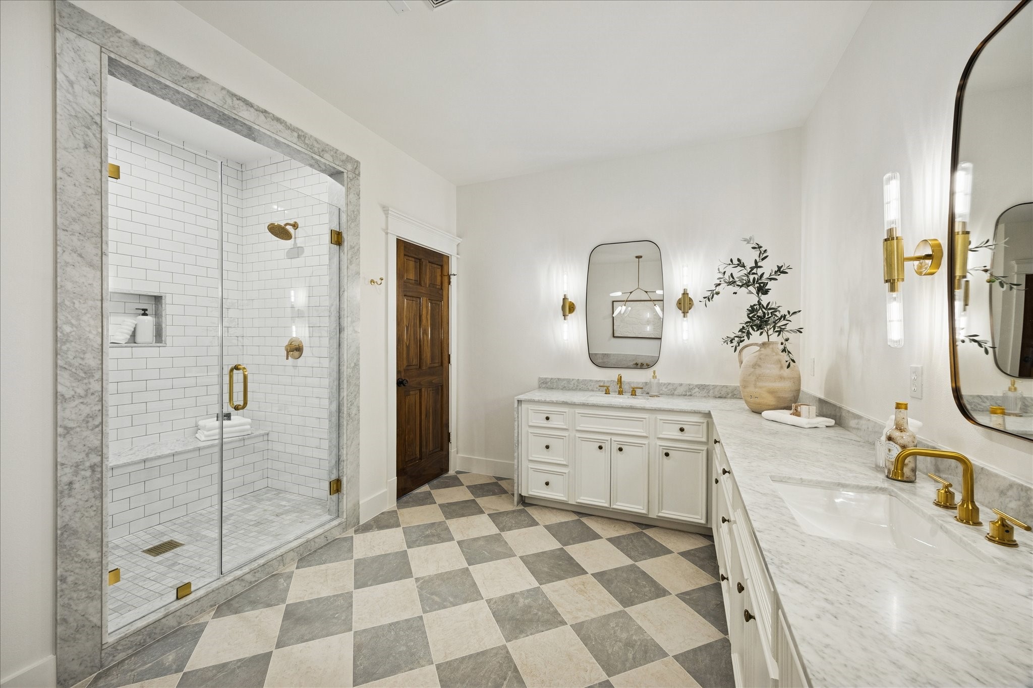 401 West 21st Street Houston, TX 77008 - Photo 17 of 50 A spacious primary bath oozing sophistication and elegance.