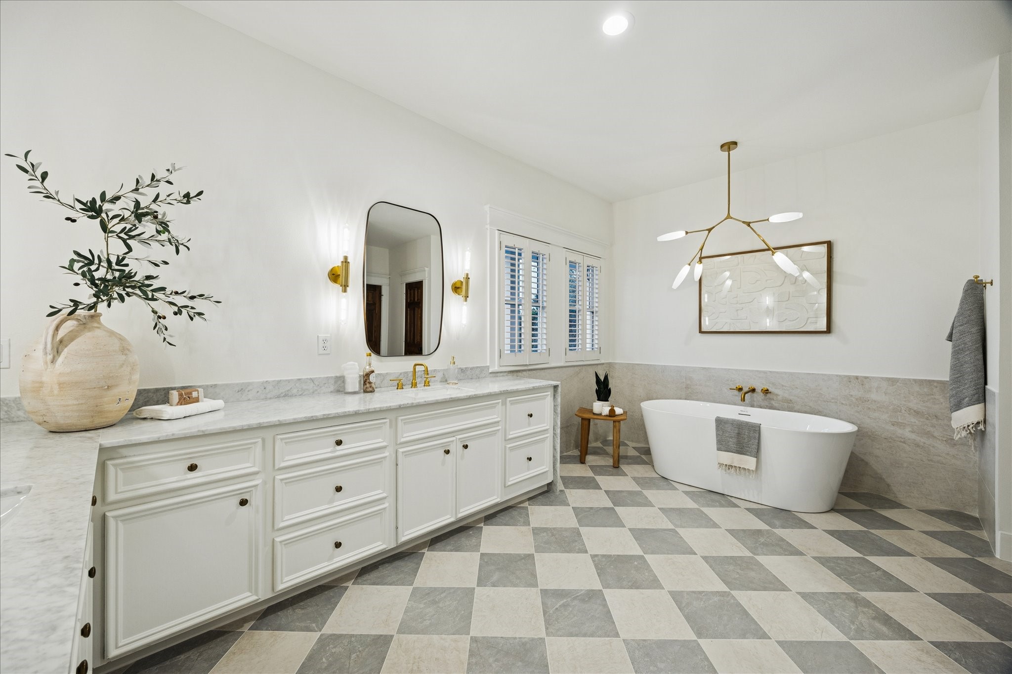 401 West 21st Street Houston, TX 77008 - Photo 18 of 50 Double-sink vanity with soaking tub.