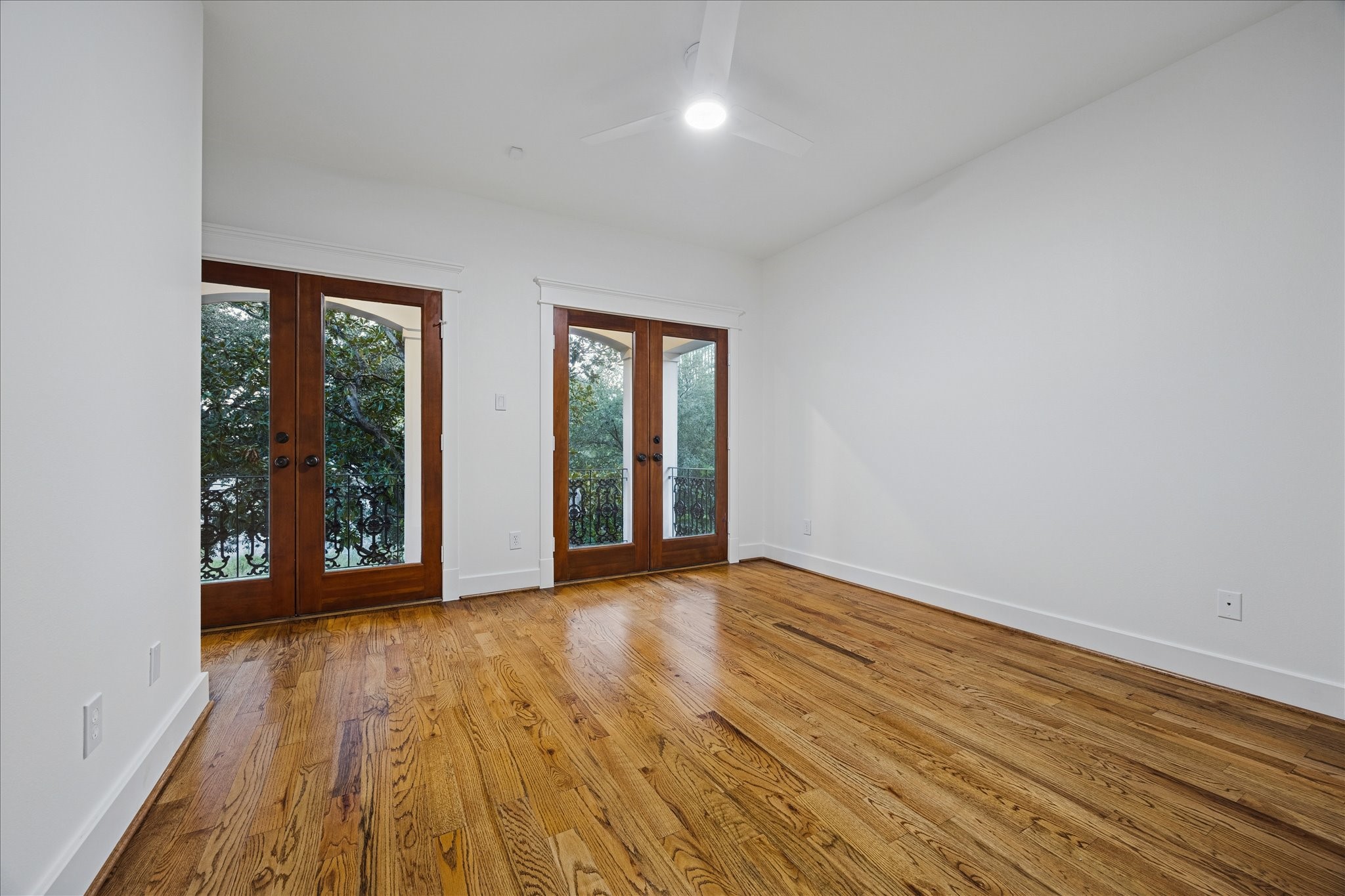 401 West 21st Street Houston, TX 77008 - Photo 26 of 50 Guest bedroom with balcony access. Not shown is a gorgeous stained-glass window.
