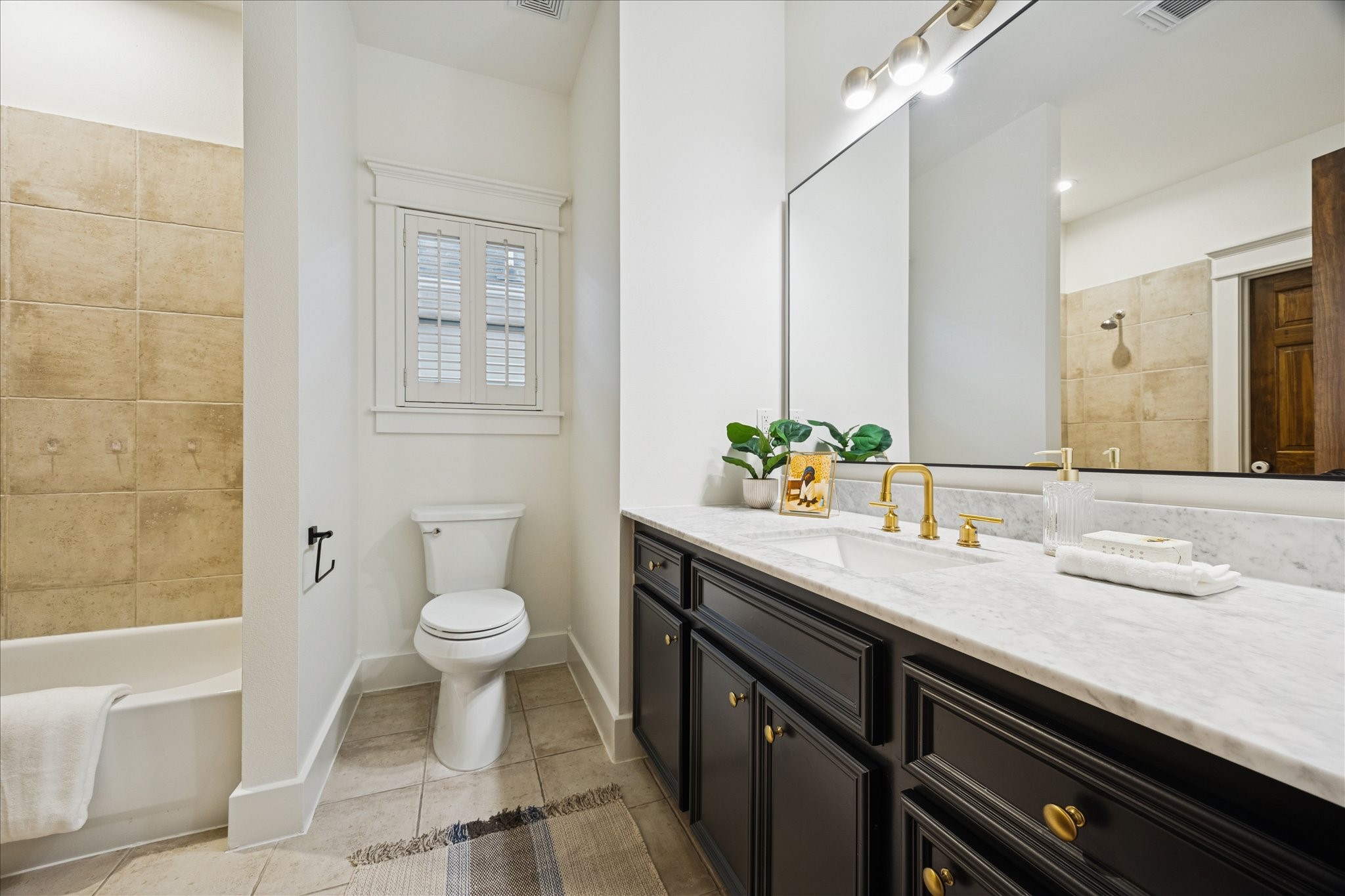 401 West 21st Street Houston, TX 77008 - Photo 27 of 50 En-suite jack and jill attached to the two guest bedrooms.