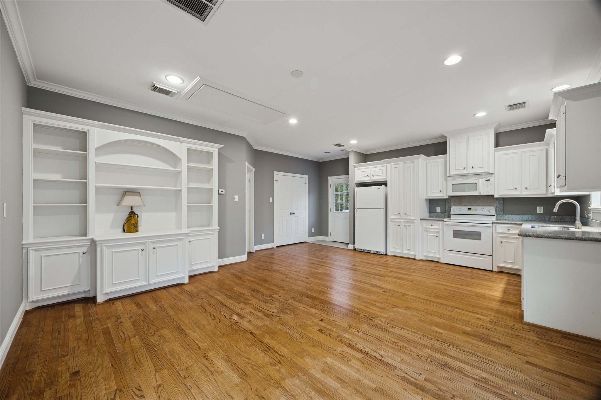 401 West 21st Street Houston, TX 77008 - Photo 34 of 50 Spacious Garage Apartment with full kitchen and bathroom.