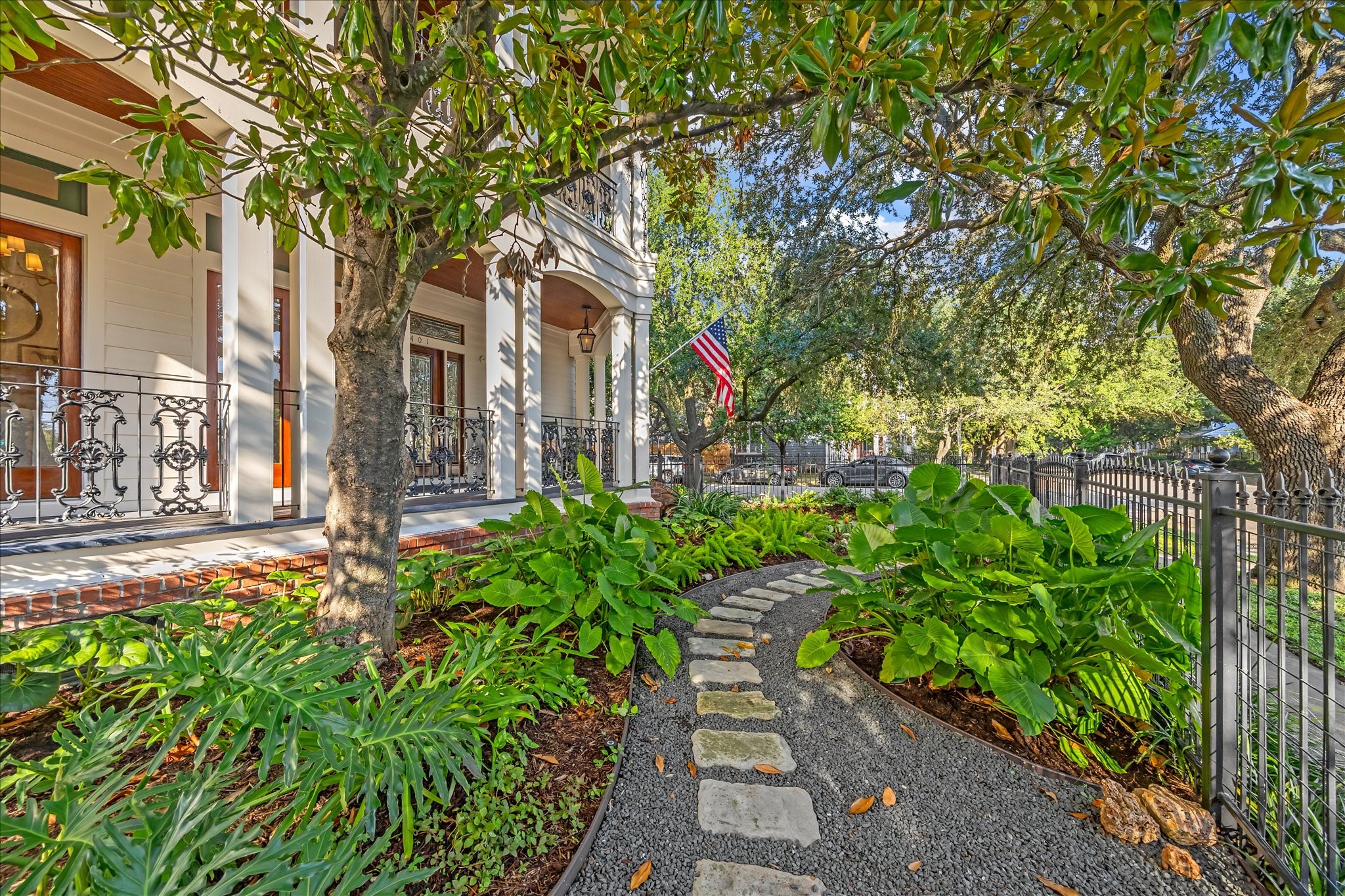 401 West 21st Street Houston, TX 77008 - Photo 43 of 50 Luscious and thoughtful gardens wrap around your home.