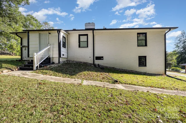 a view of a house with a yard