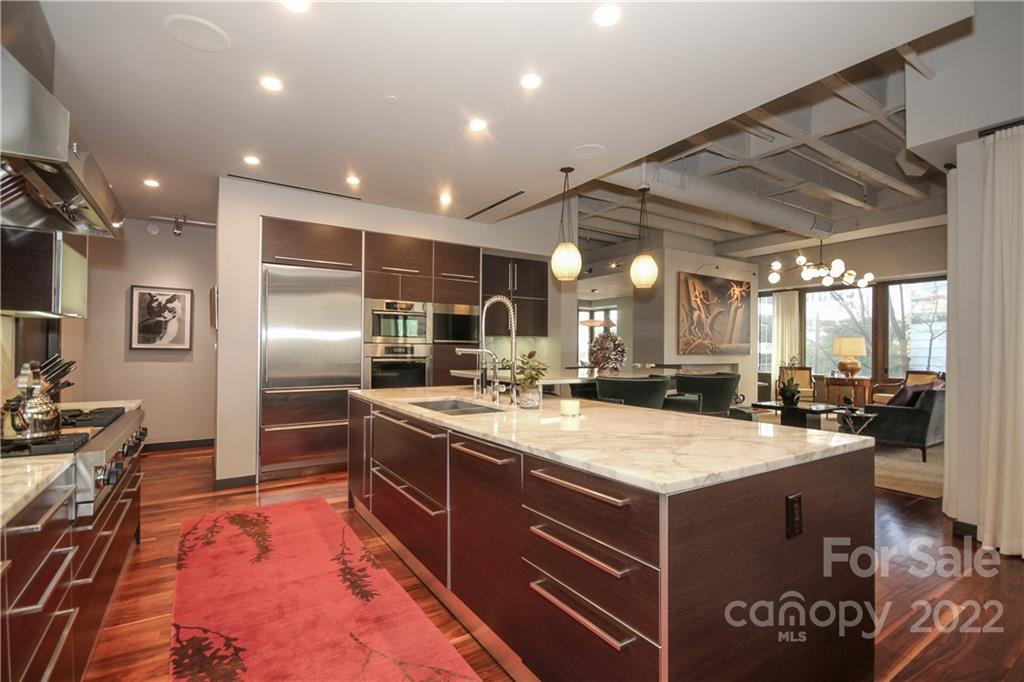 139 South Tryon Street Charlotte, NC 28202 - Photo 20 of 48 a kitchen with a stove a refrigerator and a sink