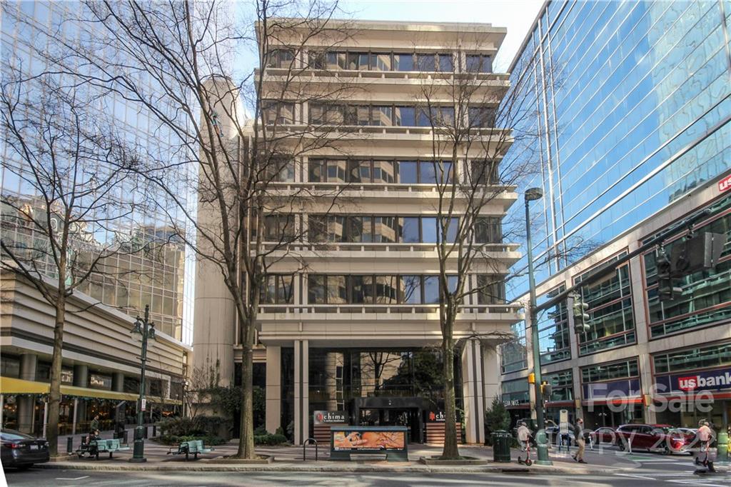 139 South Tryon Street Charlotte, NC 28202 - Photo 2 of 48 a front view of a building and a street