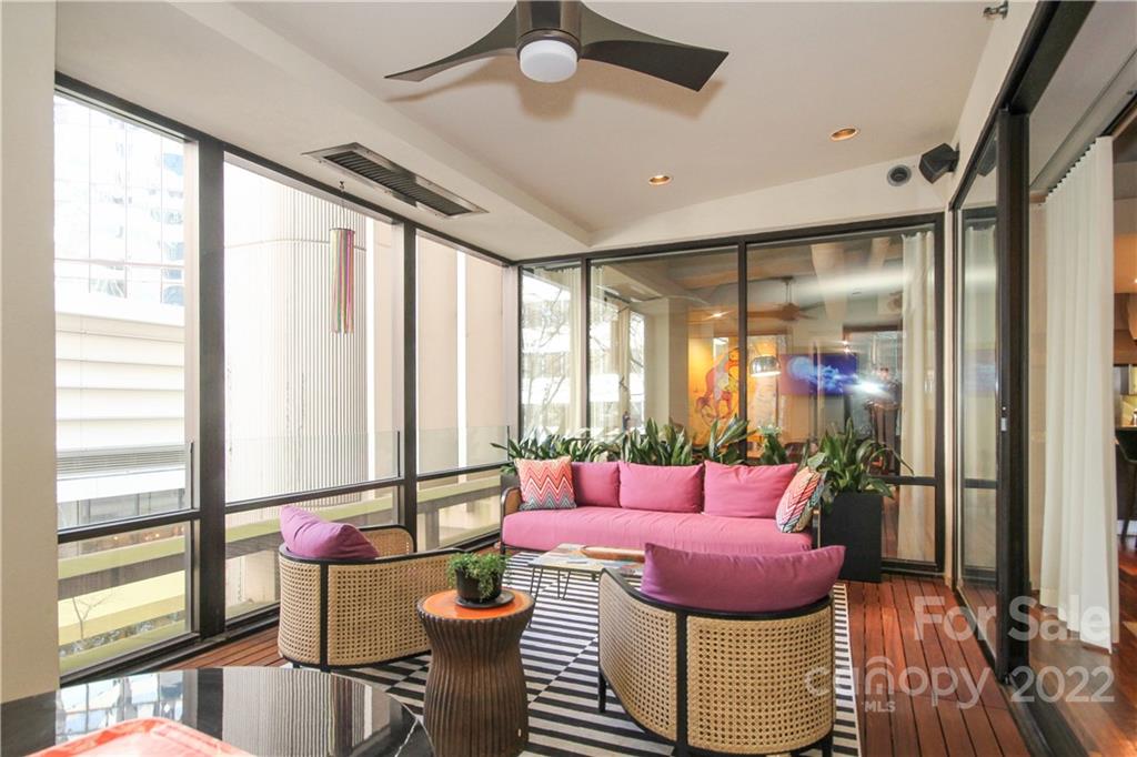 139 South Tryon Street Charlotte, NC 28202 - Photo 26 of 48 a living room with furniture and a window