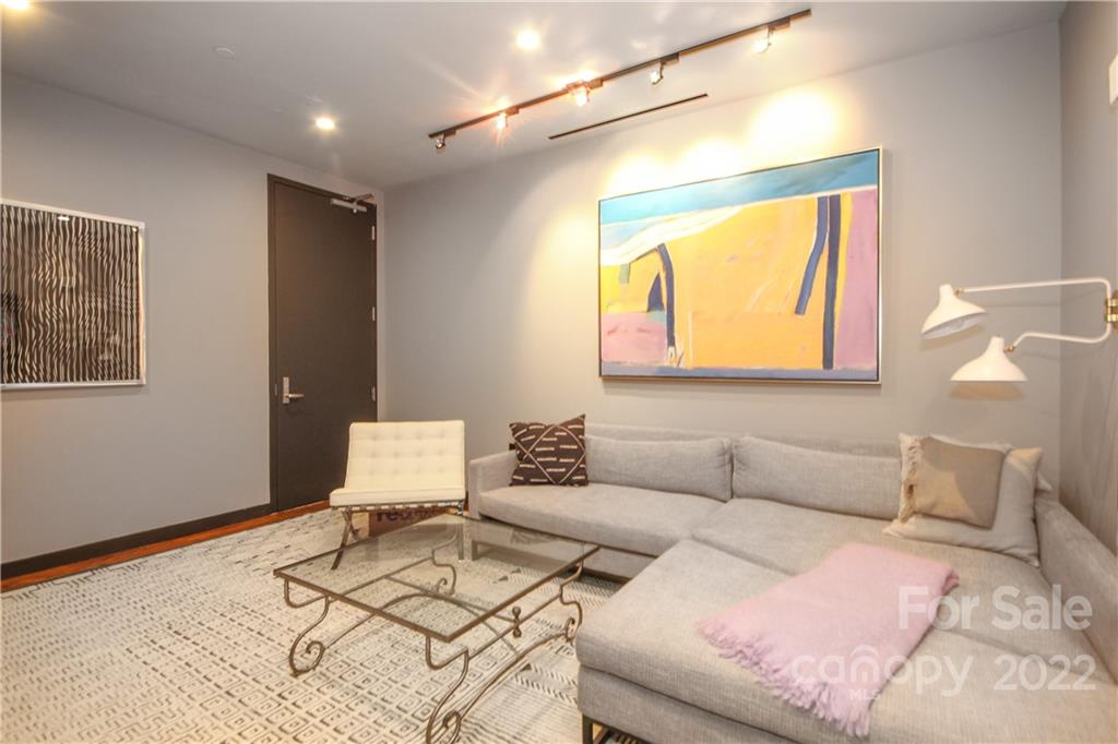 139 South Tryon Street Charlotte, NC 28202 - Photo 44 of 48 a living room with furniture and a window