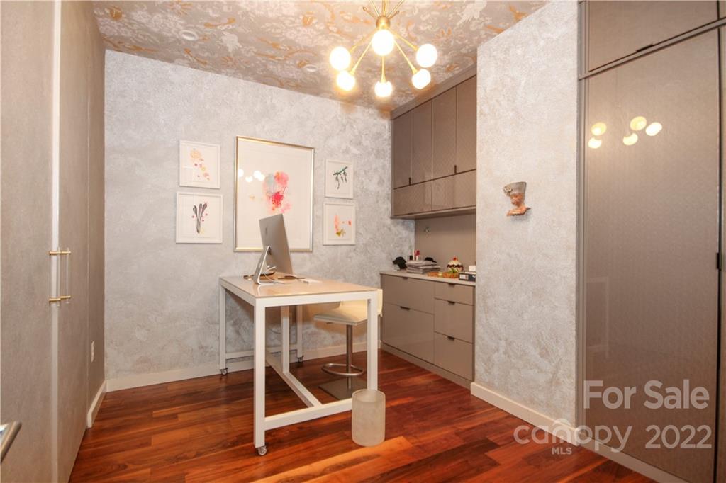 139 South Tryon Street Charlotte, NC 28202 - Photo 46 of 48 a room with furniture a rug and a window