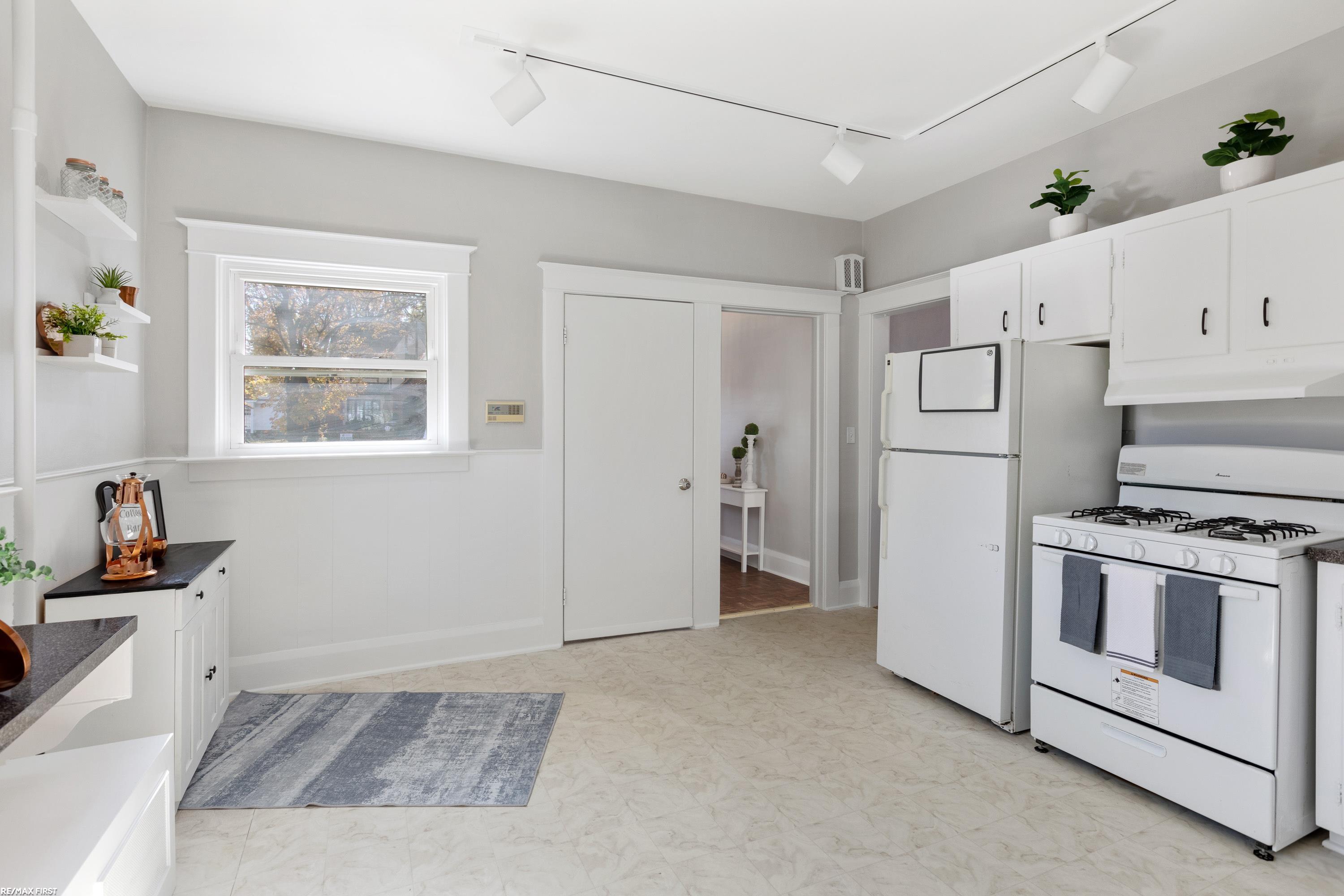 604 West University Drive Rochester, MI 48307 - Photo 11 of 37