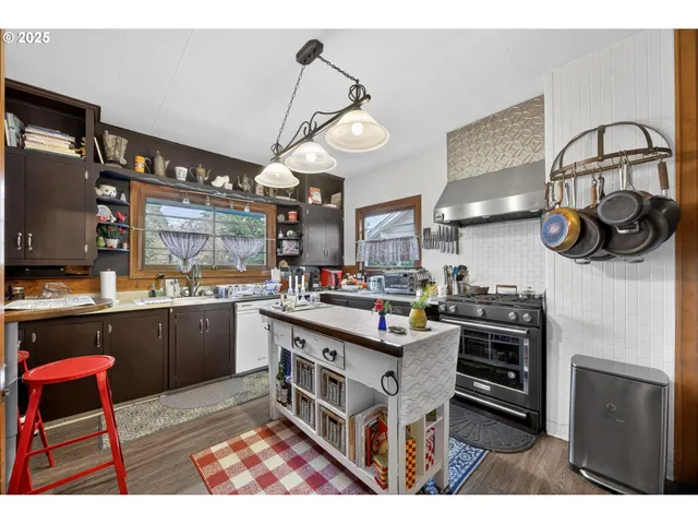 $995,000 | 648 West Main Street, Carlton, OR 97111