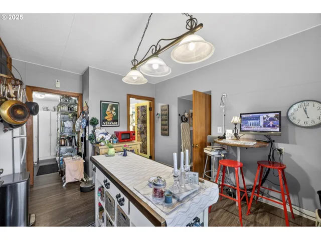 $995,000 | 648 West Main Street, Carlton, OR 97111