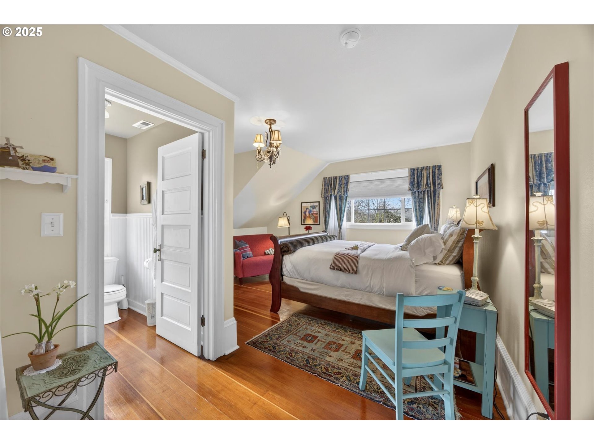 648 West Main Street Carlton, OR 97111 - Photo 23 of 48 a living room with furniture and a table