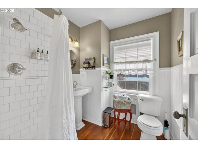 $995,000 | 648 West Main Street, Carlton, OR 97111