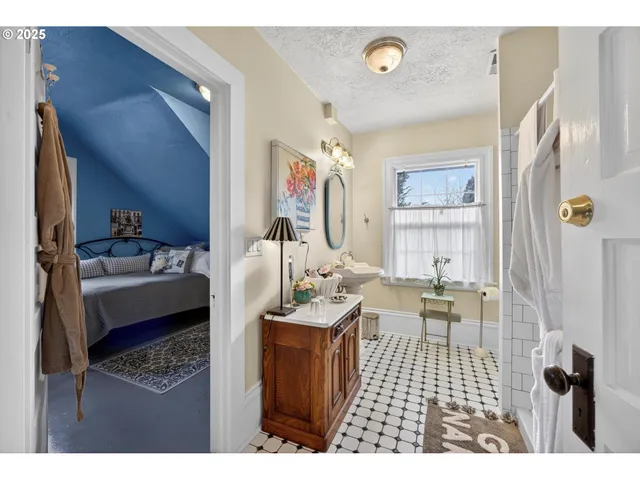 $995,000 | 648 West Main Street, Carlton, OR 97111