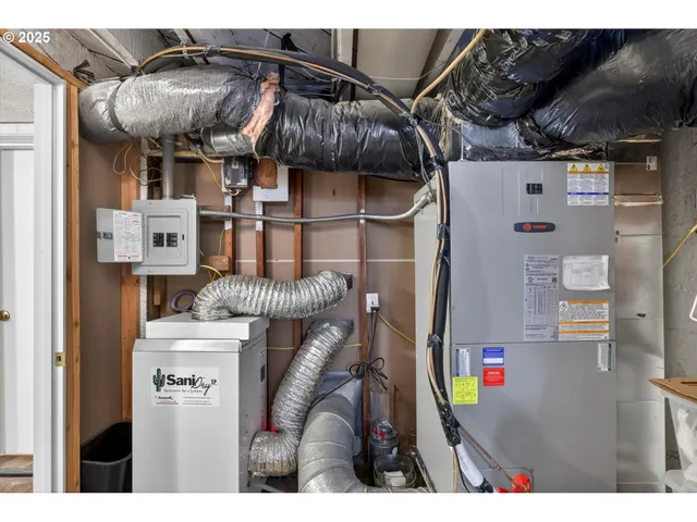 $995,000 | 648 West Main Street, Carlton, OR 97111