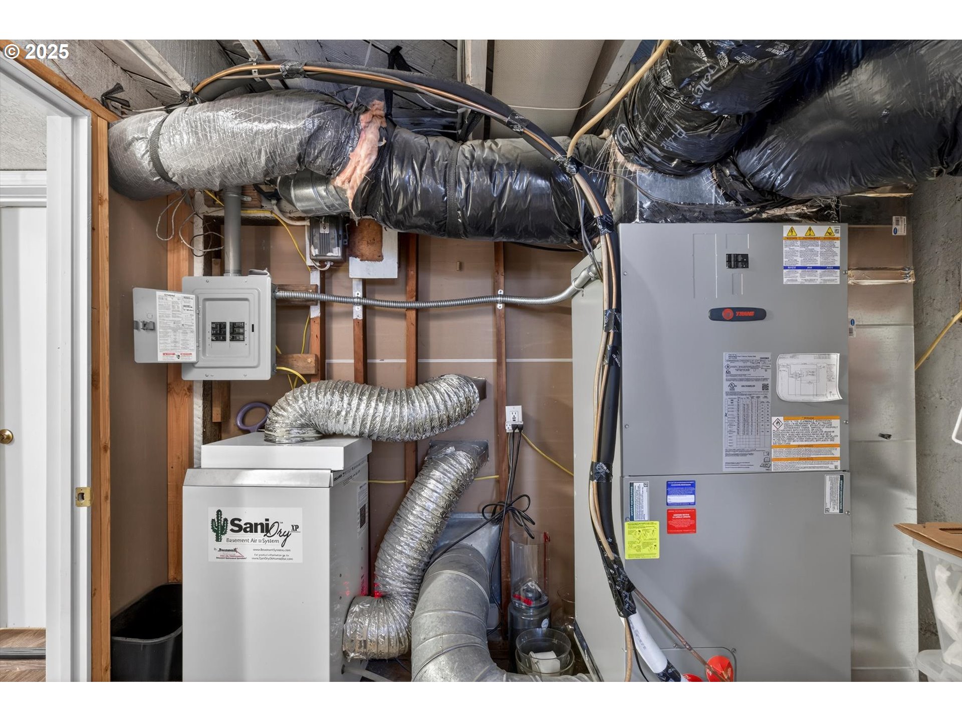 648 West Main Street Carlton, OR 97111 - Photo 39 of 48 a utility room with dryer and washer