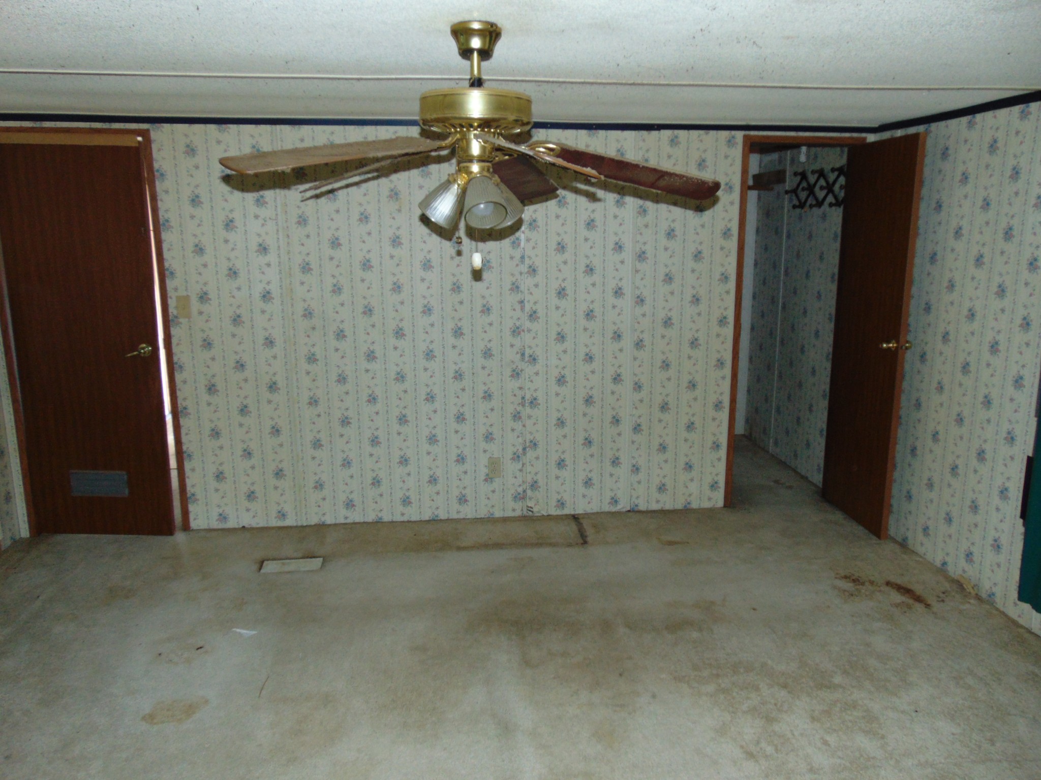 1361 Yell Road Lewisburg, TN 37091 - Photo 6 of 24 a view of a garage