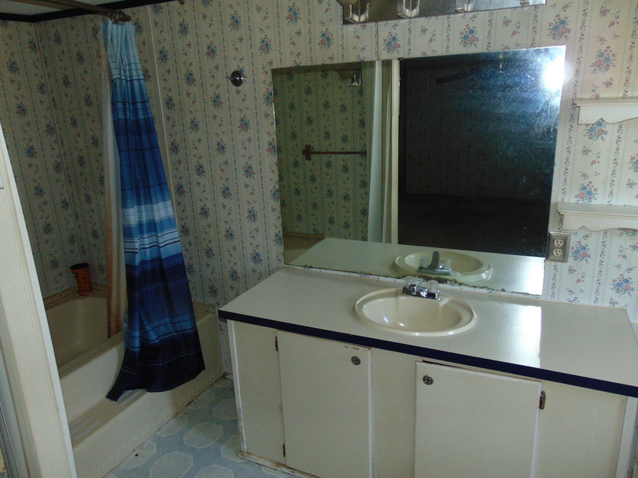 1361 Yell Road Lewisburg, TN 37091 - Photo 8 of 24 a bathroom with a sink and a mirror