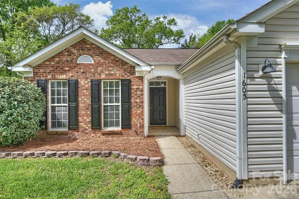 $289,900 | 1605 Royal Tree Court, Charlotte, NC 28216