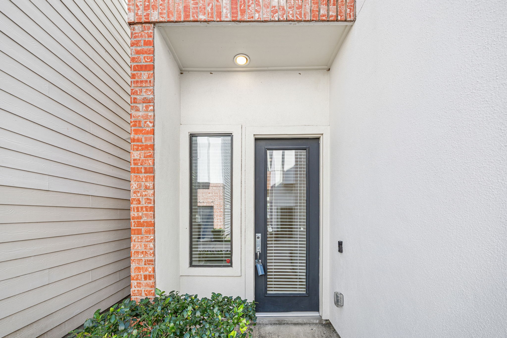 3945 Tulane Street Houston, TX 77018 - Photo 25 of 26 a view of front door of house