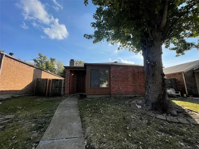 a view of a back yard of the house