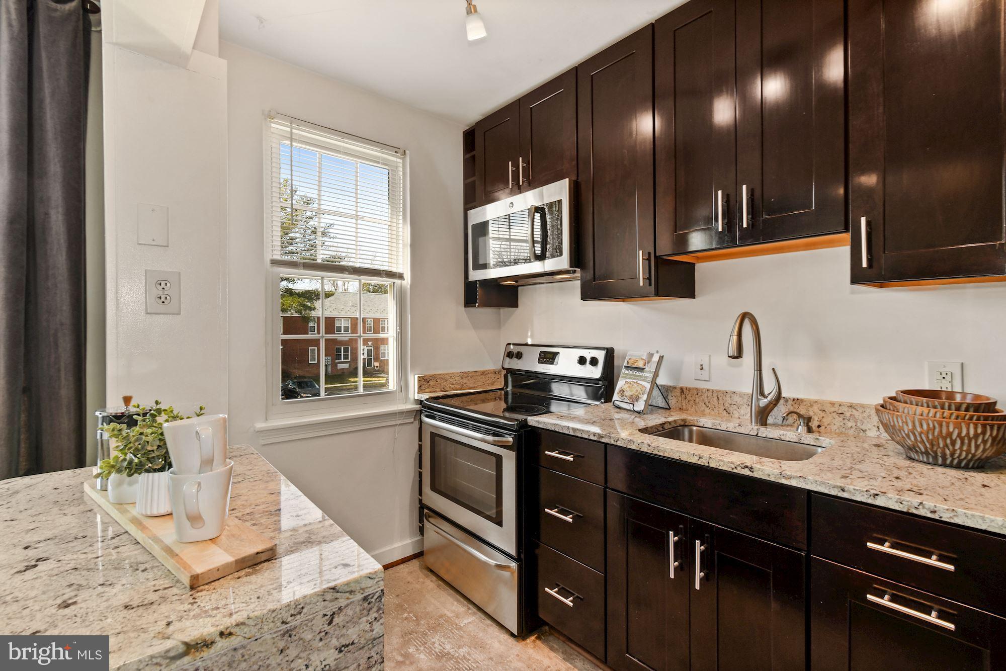 5 East Glebe Road, Unit B Alexandria, VA 22305 - Photo 15 of 32 Granite counters with waterfall peninsula