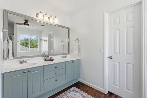 a en suite bathroom with a double vanity sink and mirror