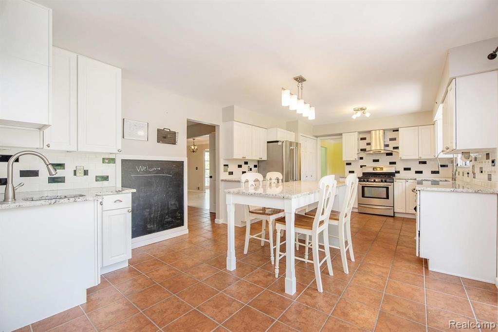 20160 Holiday Road Grosse Pointe Woods, MI 48236 - Photo 9 of 23