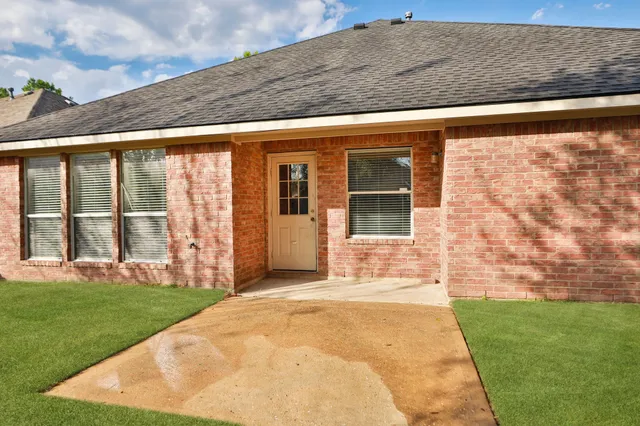 a view of back yard of the house