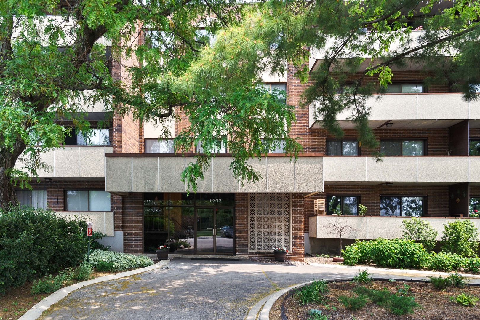 9242 Gross Point Road, Unit 307 Skokie, IL 60077 - Photo 1 of 8 Gallery Image 1