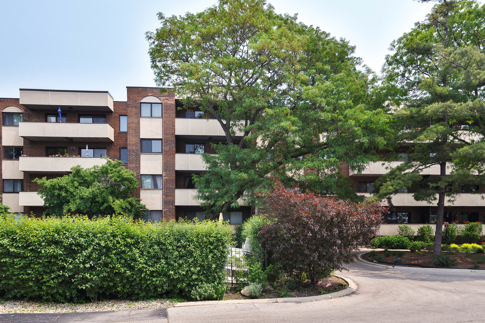 9242 Gross Point Road, Unit 307 Skokie, IL 60077 - Photo 2 of 8 Gallery Image 2