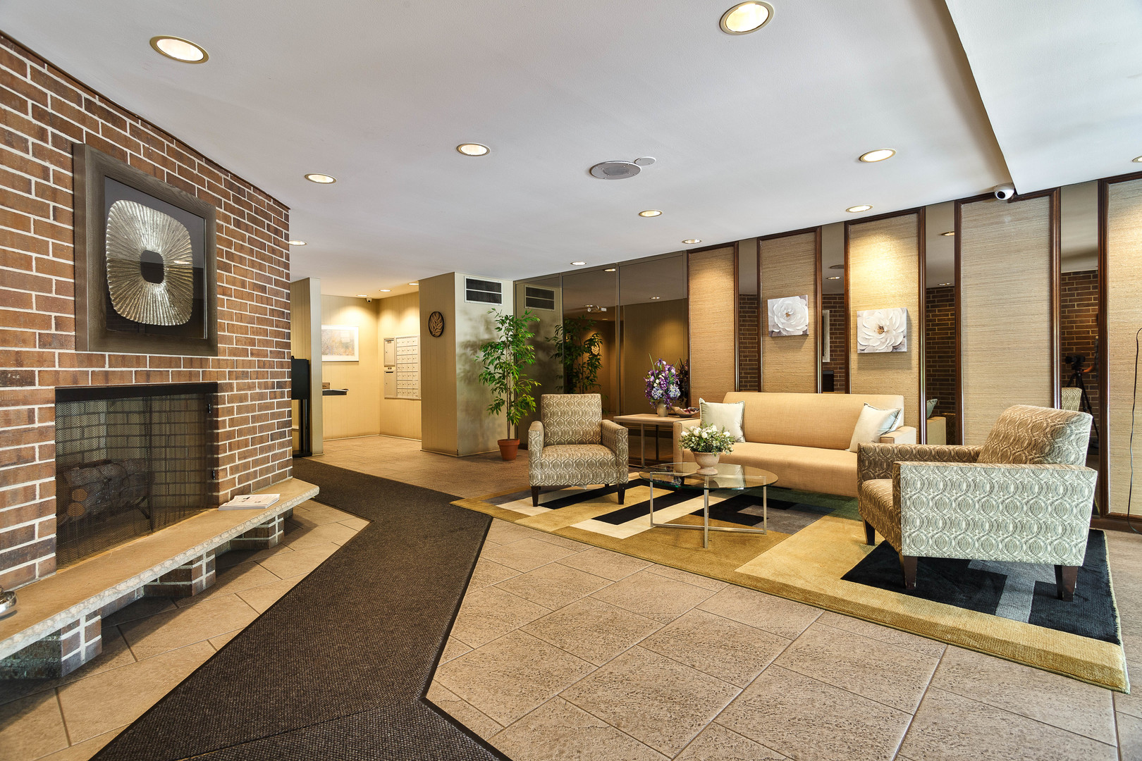 9242 Gross Point Road, Unit 307 Skokie, IL 60077 - Photo 3 of 8 Gallery Image 3