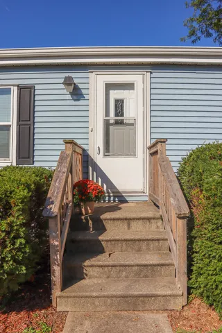 a view of entryway with a front door