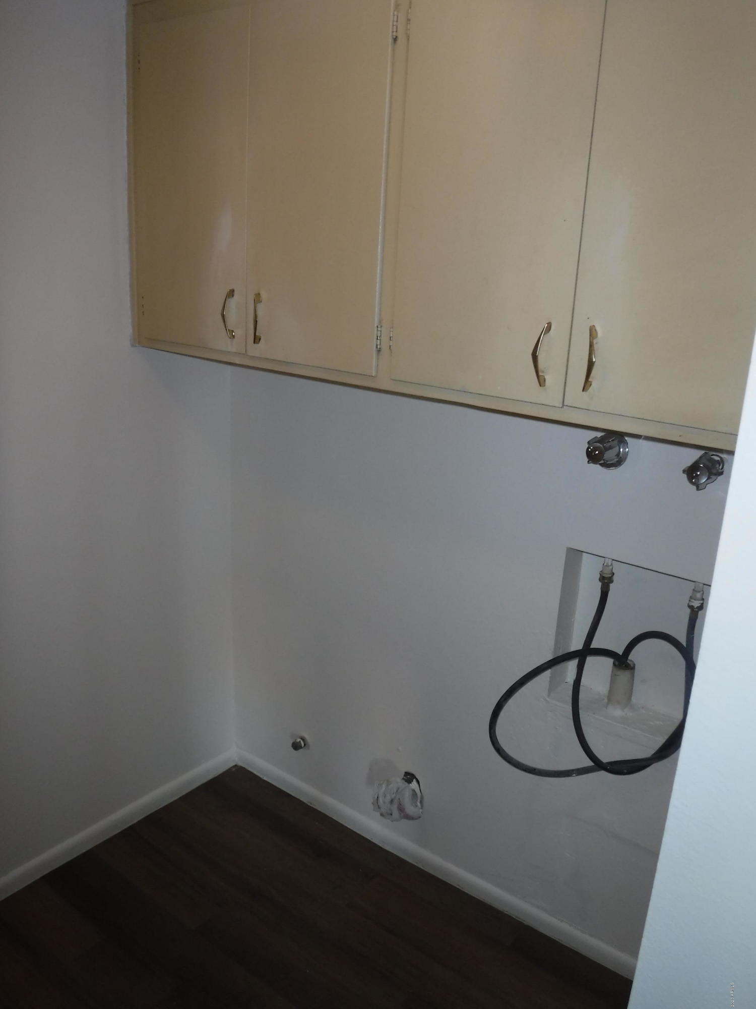 3117 West Calavar Road Phoenix, AZ 85053 - Photo 31 of 33 indoor laundry room