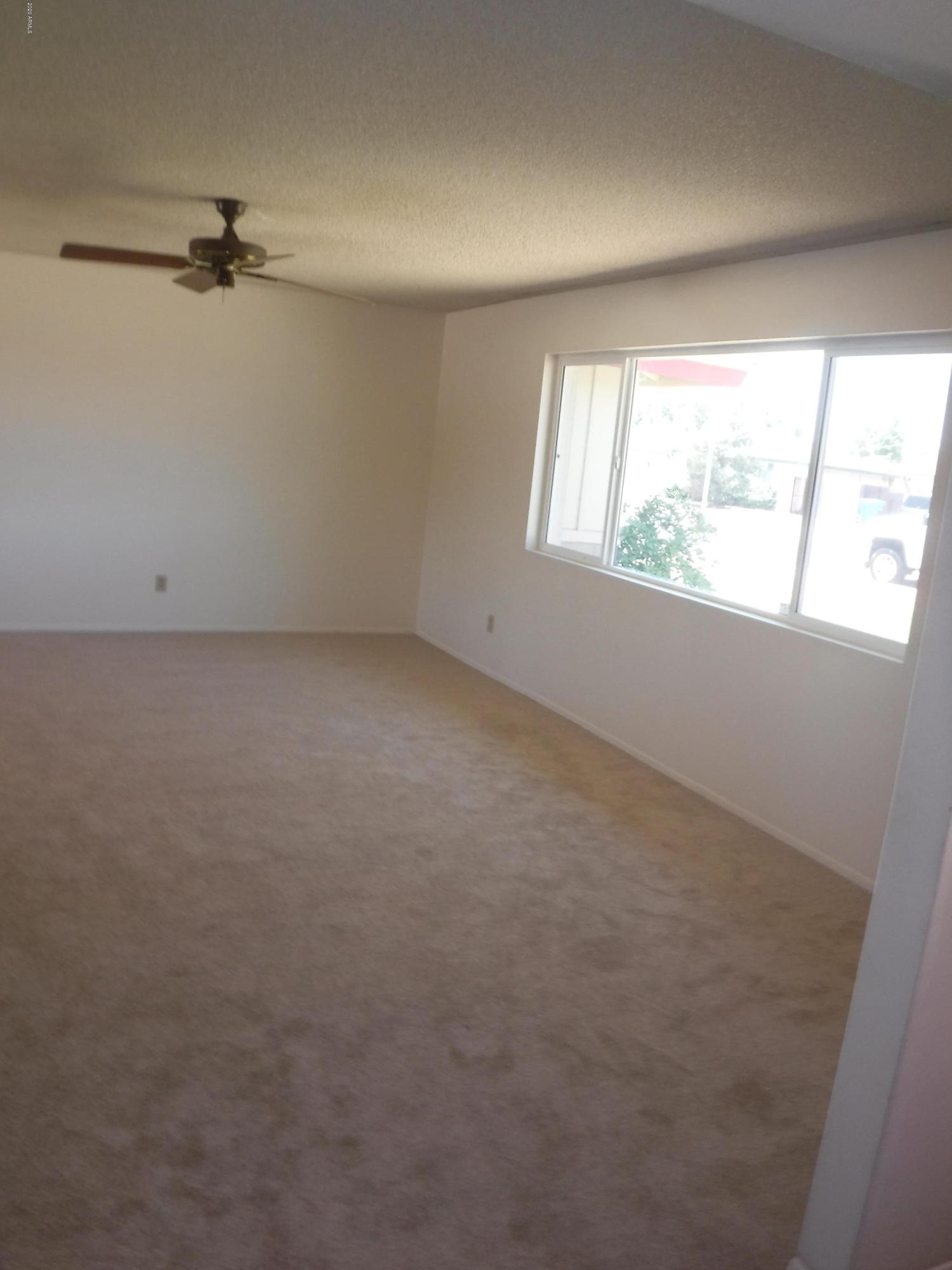 3117 West Calavar Road Phoenix, AZ 85053 - Photo 10 of 33 Living room