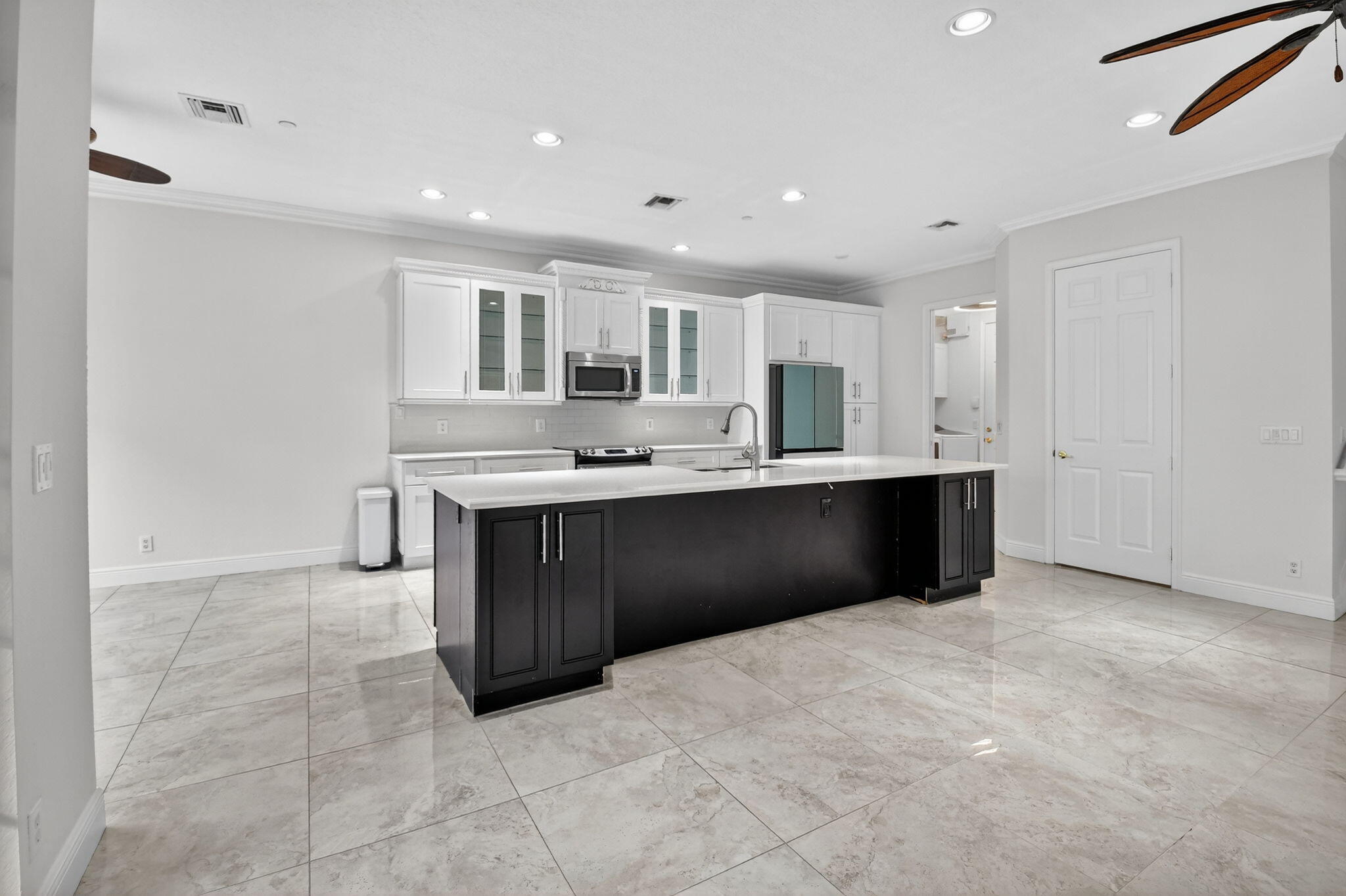 125 Lancaster Road Boynton Beach, FL 33426 - Photo 16 of 46 Living Room & Kitchen