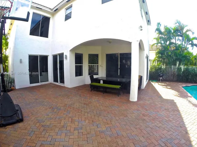 a view of a house with backyard and porch