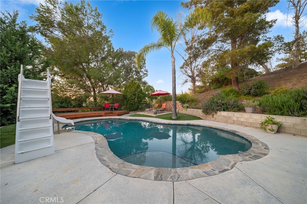 40440 Calle Torcida Temecula, CA 92591 - Photo 42 of 48 a view of a swimming pool with a sitting area