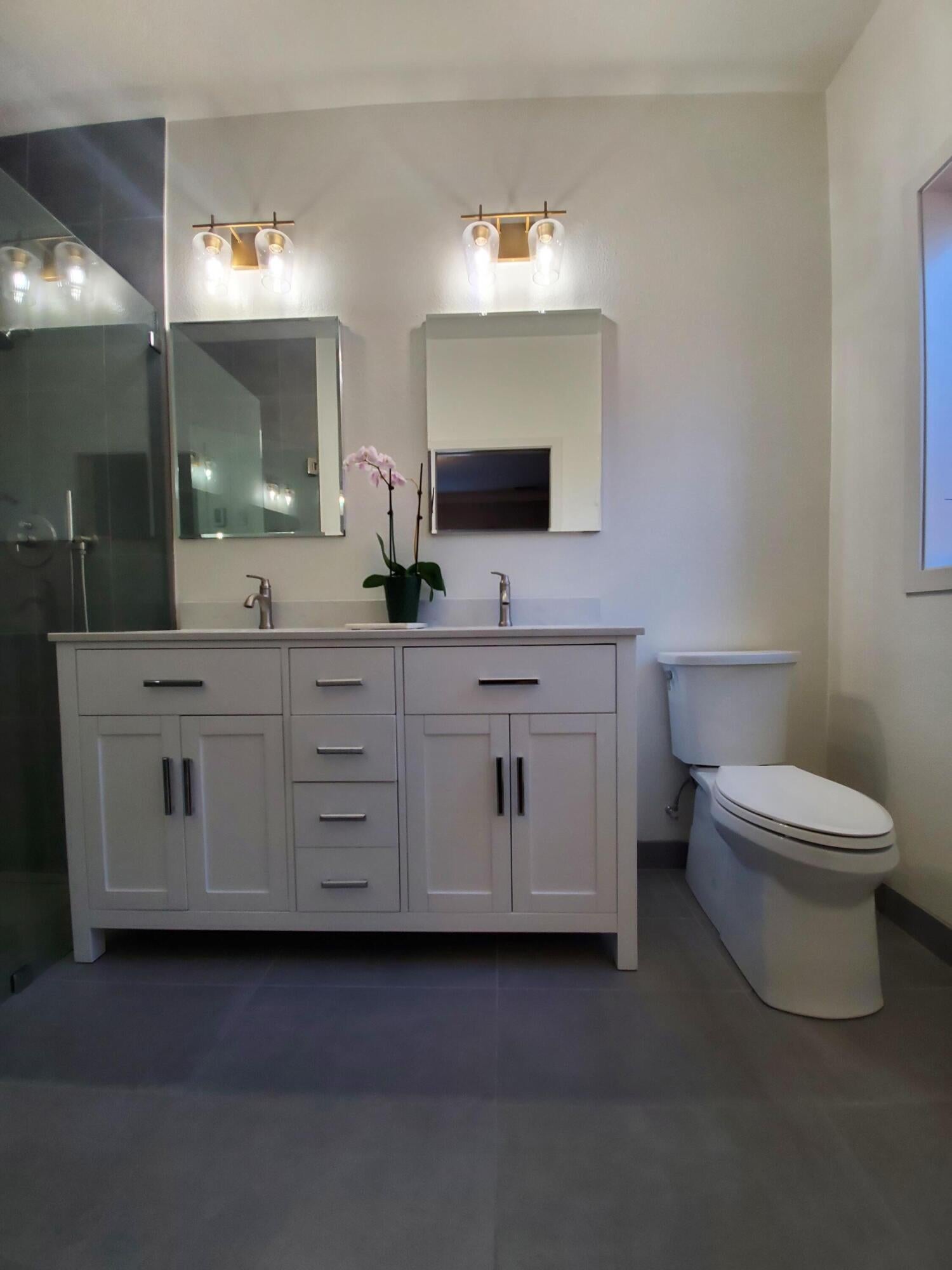 863 South Haskell Street Central Point, OR 97502 - Photo 19 of 38 Master Bath 1