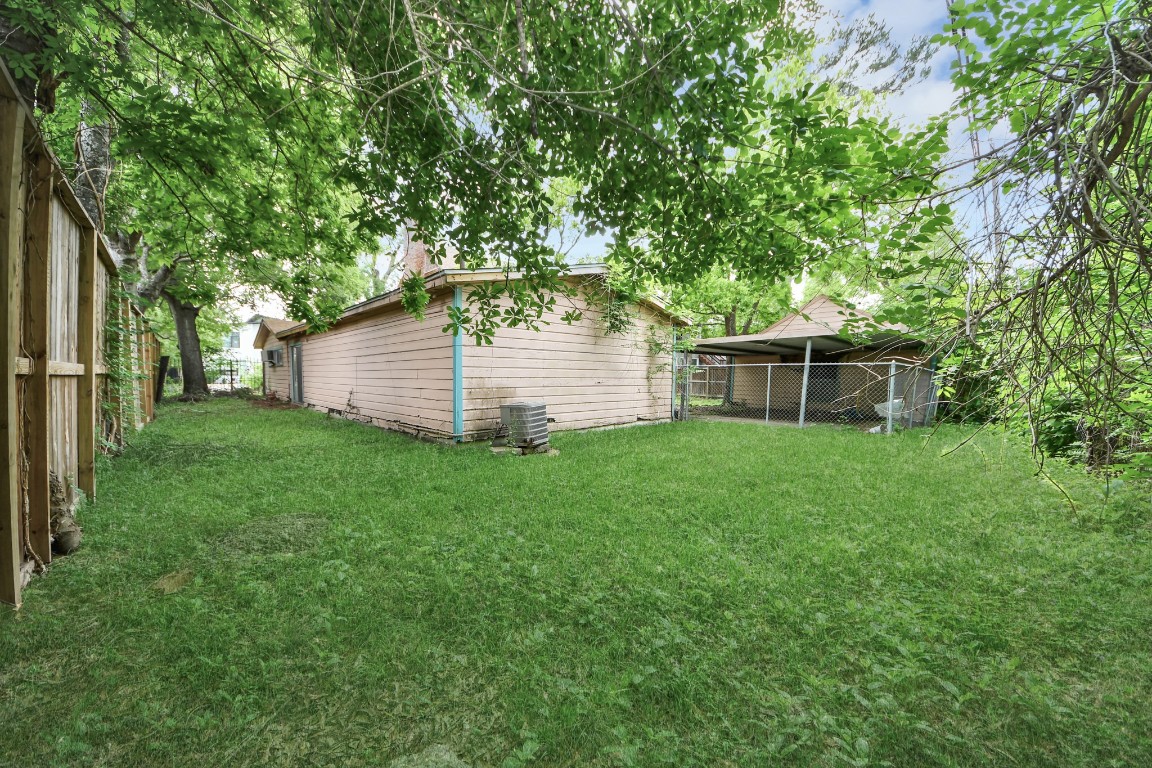 3735 Rio Vista Street Houston, TX 77021 - Photo 11 of 19 a backyard of a house with plants and large tree