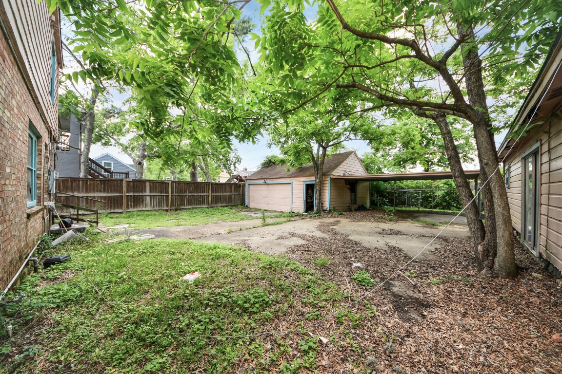 3735 Rio Vista Street Houston, TX 77021 - Photo 12 of 19 a view of a backyard with a trees