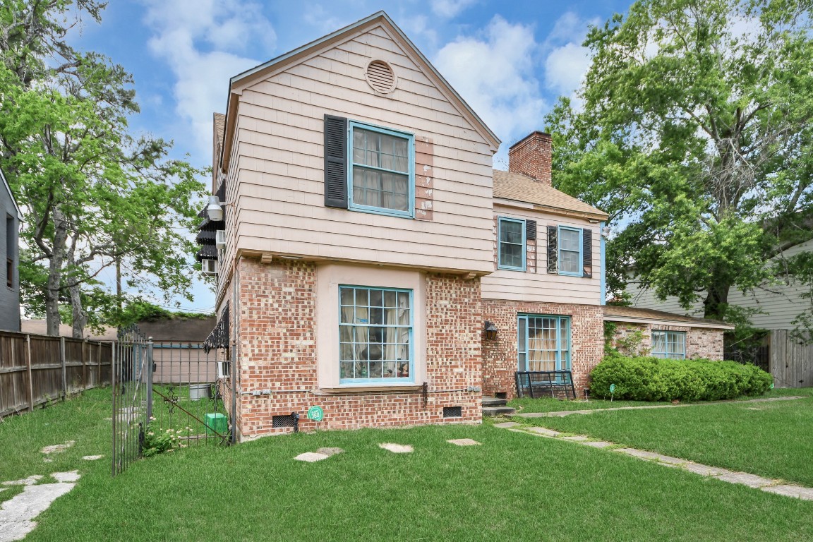 3735 Rio Vista Street Houston, TX 77021 - Photo 2 of 19 a front view of a house with a garden and yard