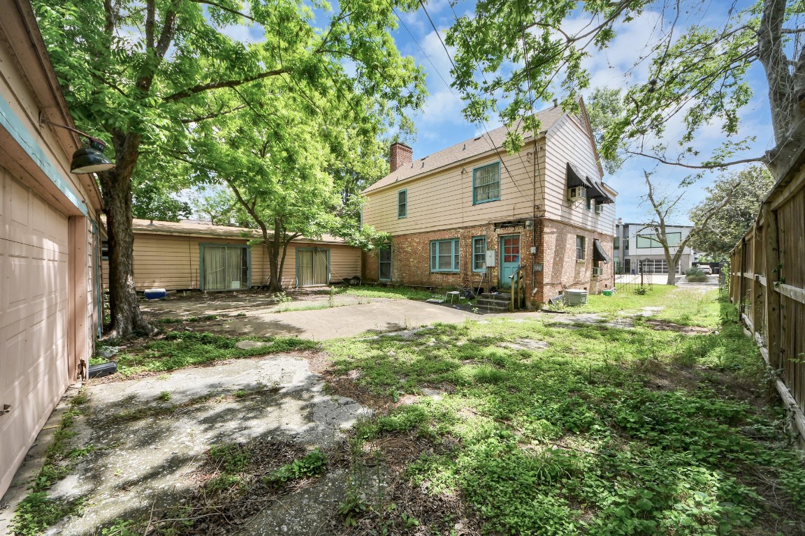 3735 Rio Vista Street Houston, TX 77021 - Photo 5 of 19 a front view of a house with a yard