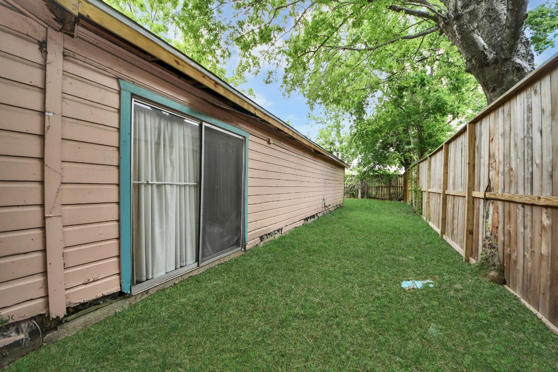 3735 Rio Vista Street Houston, TX 77021 - Photo 6 of 19 a backyard of a house with lots of green space